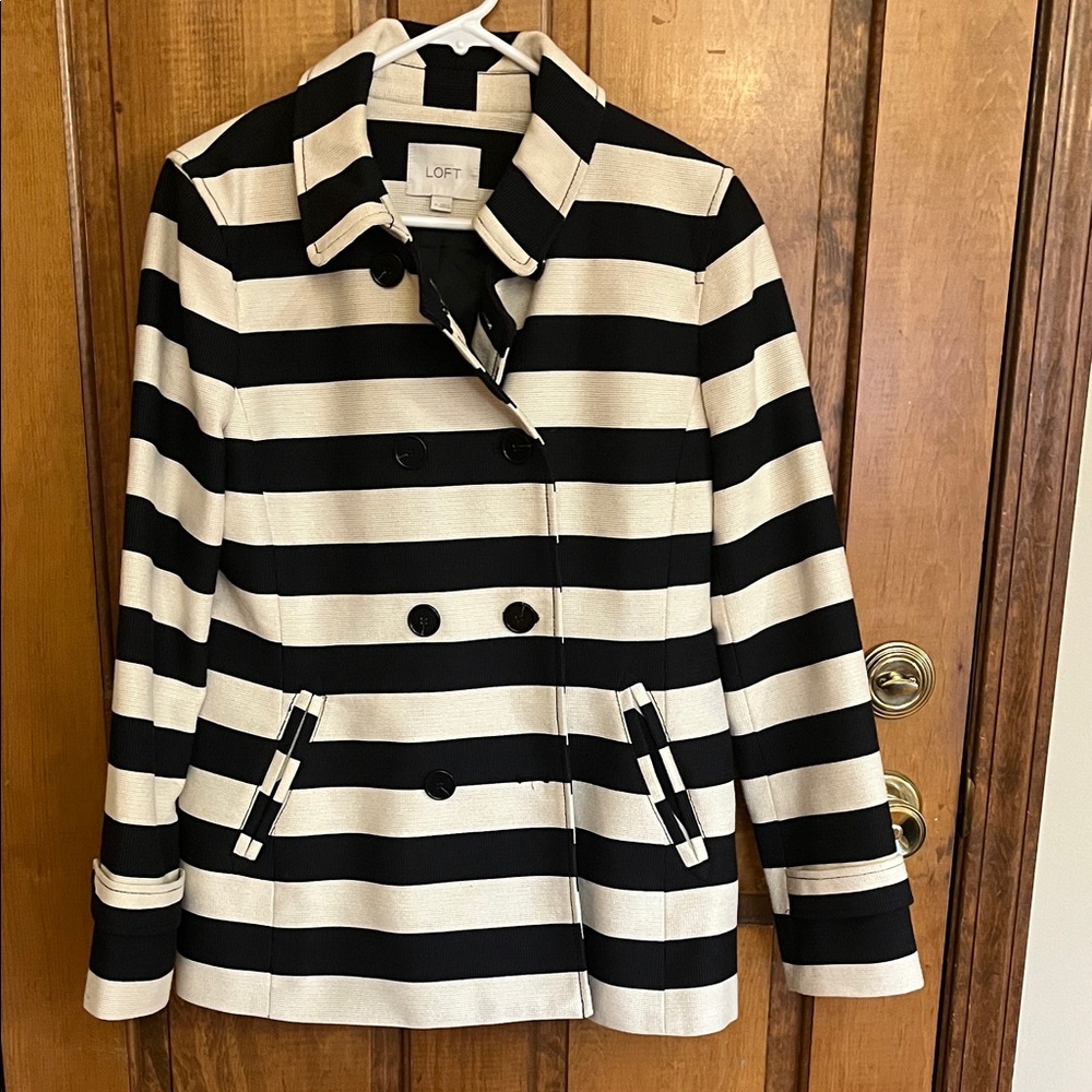 Loft size med spring coat. Lined with pocket closures and front pockets.